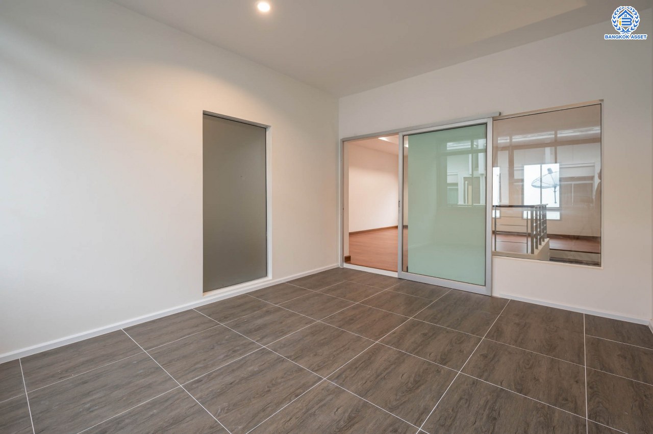 บ้านมือสองตกแต่งใหม่ โครงการ บ้านกลางเมือง มอนติคาร์โล-รัชวิภา เนื้อที่กว้าง 21.3 ตร.ว. ฟังก์ชัน 3 ห้องนอน 3 ห้องน้ำ 1 ห้องอเนกประสงค์ จอกรถได้ 2 คัน พร้อมอยู่ทันที บนทำเลเยี่ยม เชื่อมต่อถนนวิภาวดีรังสิต ใกล้รถไฟฟ้าสายสีแดง "สถานีวัดเสมียนนารี" และทางด่วน "ศรีรัช"